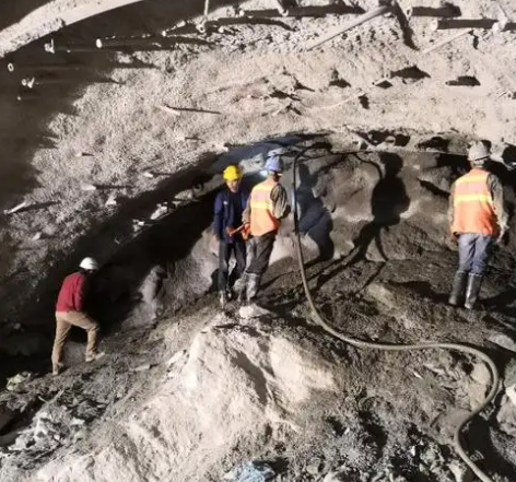 南岸隧道拱顶带模注浆料，微膨胀注浆料的特点及施工工艺